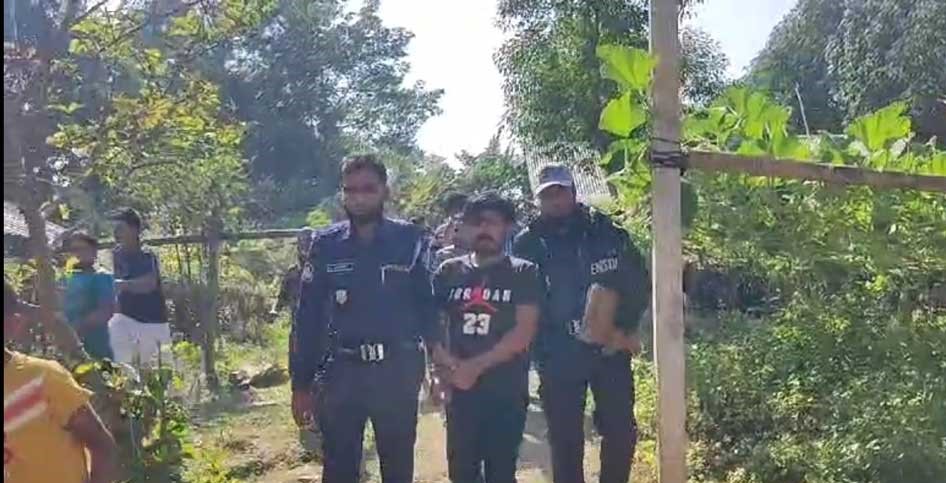 হাঁস খুঁজতে গিয়ে দেখা গেল পোড়ানো হচ্ছে নারীর মৃতদেহ